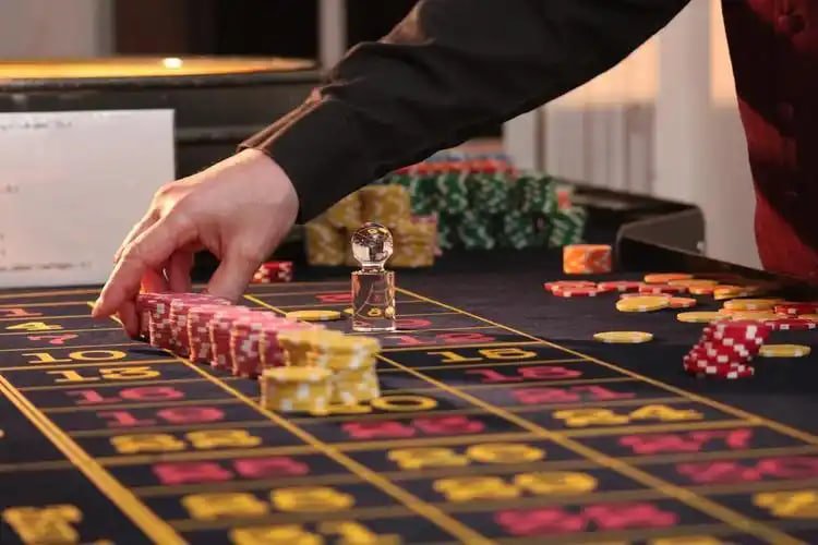 Antarmuka Bingo lapak88 di layar seluler menampilkan kartu bingo dan tombol kontrol permainan